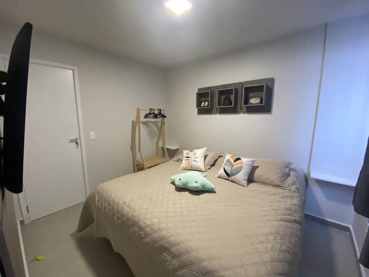 Გიგანტური საწოლი შესანიშნავი ბალიშებითა და ტელევიზორით