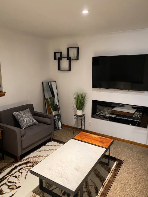 Top performing Airbnb: Cozy Duplex, home away from home in Akron