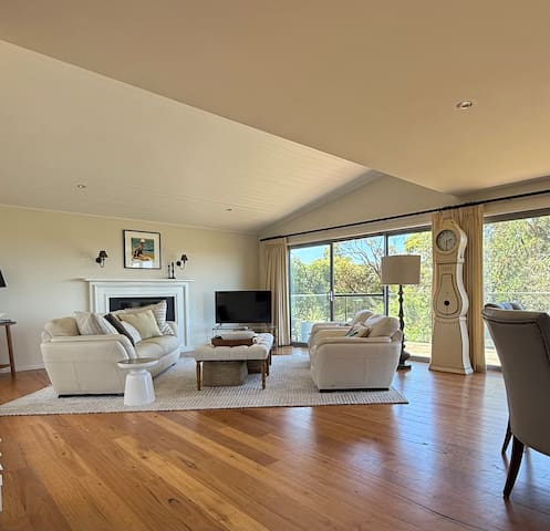 Point Roadknight with tree and ocean views. gallery image 2