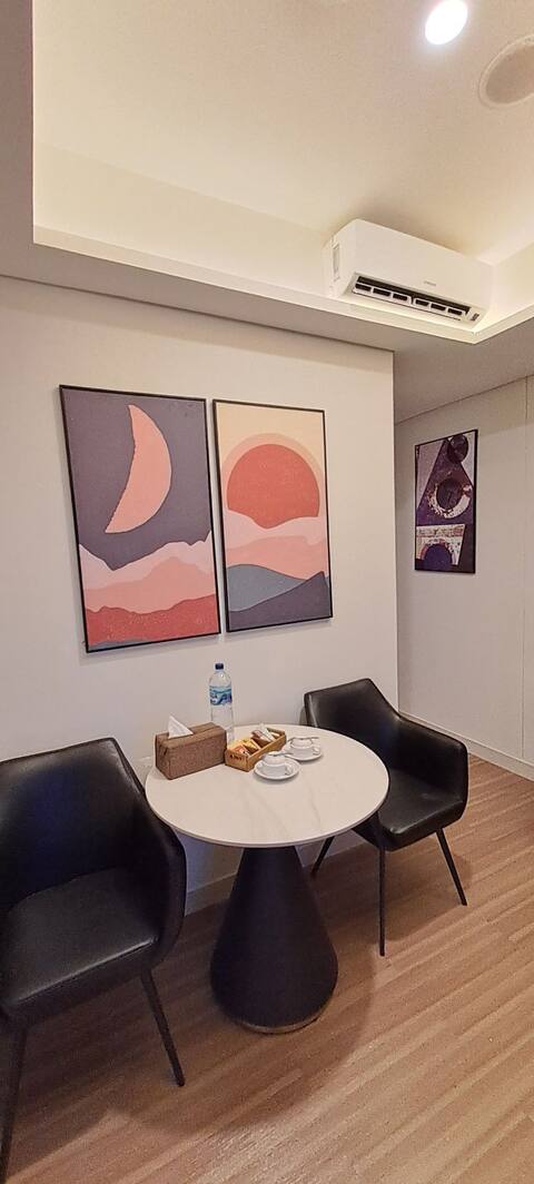 Gold Coast Pik |Studio |Netflix| asian room