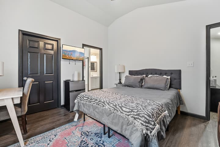 Светло, проветрено студио со удобен брачен кревет (широк 150 – 179 см), удобен кауч и посебен простор за работа. Има клима уред/греалка, вентилатор на таванот, голем паметен телевизор, мини фрижидер и стилски декор. Совршено сместување со отворен распоред со природна светлина и модерни удобности!