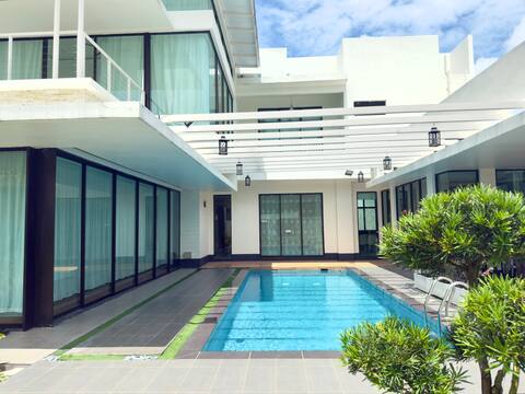 The Luxe Pad | Pool • Private KTV • Netflix Zone