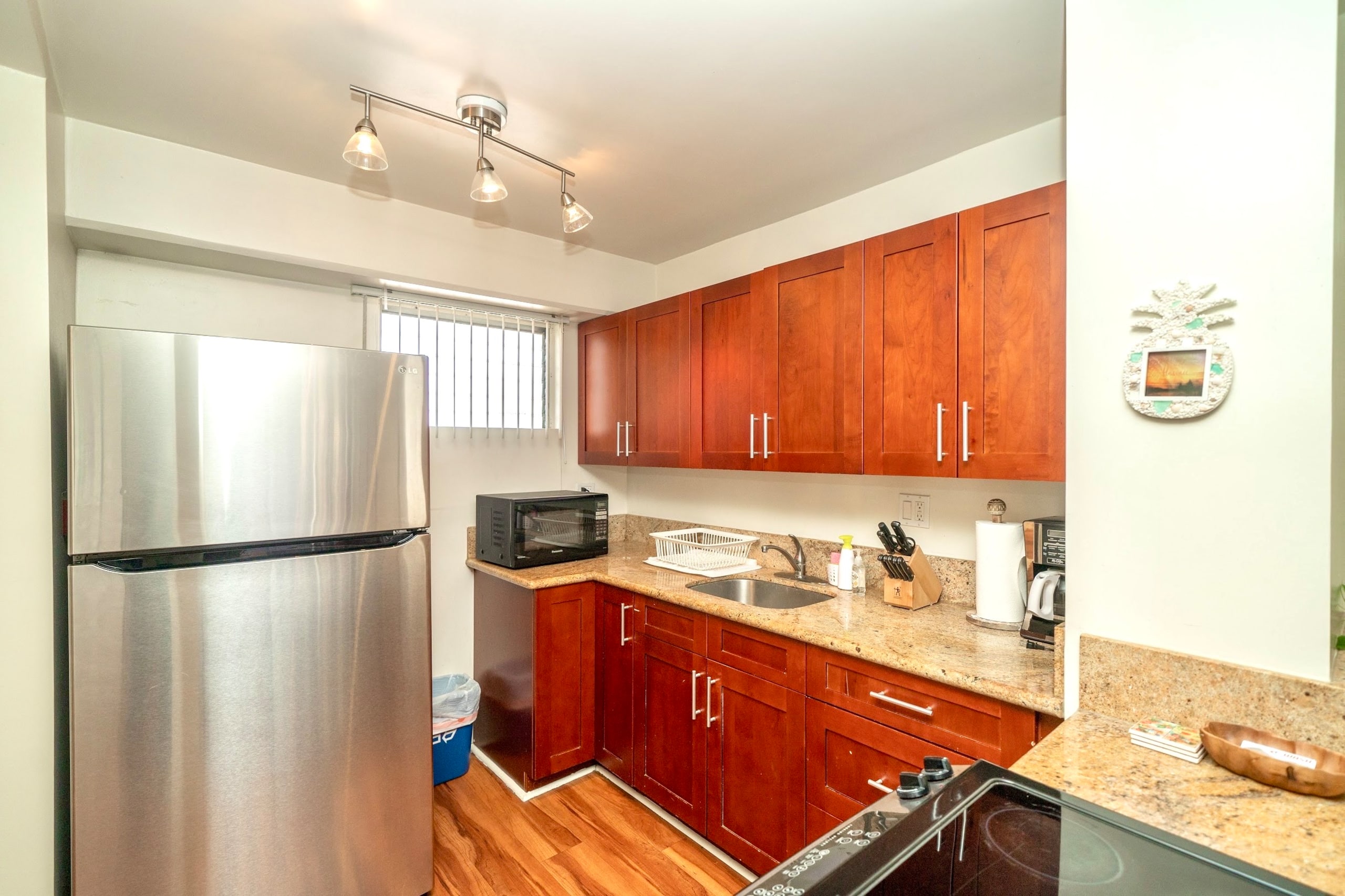 Royal Aloha Waikiki 2 bedroom/Parking/Kitchen 907 - Image 8