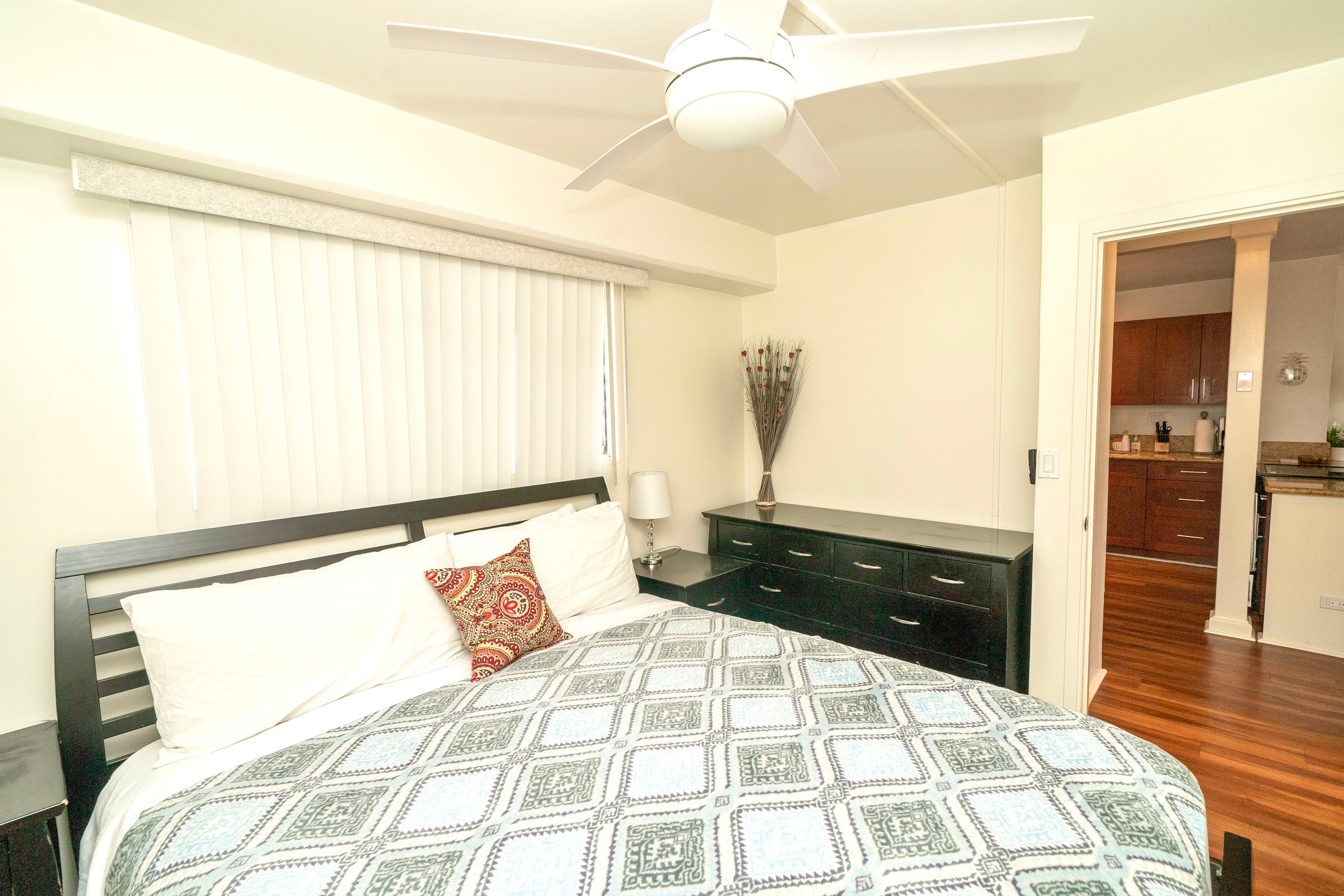 Royal Aloha Waikiki 2 bedroom/Parking/Kitchen 907 - Image 11