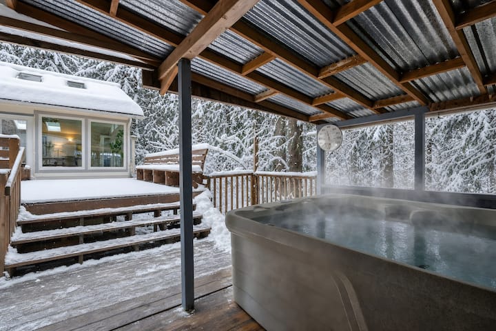 Sandy River Chalet • Hot Tub • Cozy Winter Stay