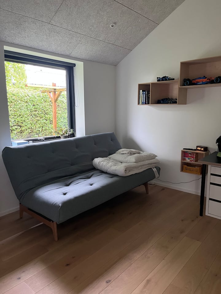 Sofá cama de 140x200. Se puede levantar en el patio principal. Colchón tan bueno como una cama normal. 
Tiene capacidad para 2 personas. 