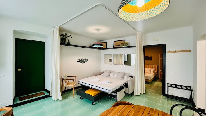 Кауч на спуштање со завеси за приватност. Во собата има ролетни за затемнување на прозорците.