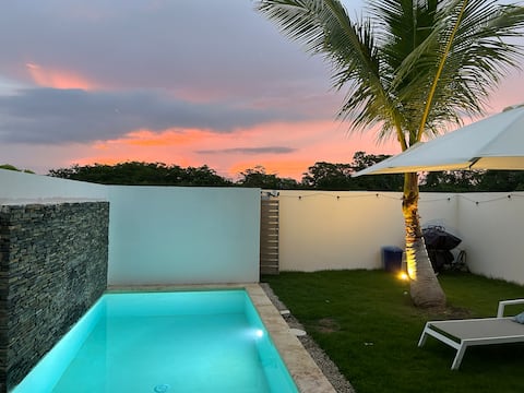 New Villa Private Pool Walking Distance to Beach