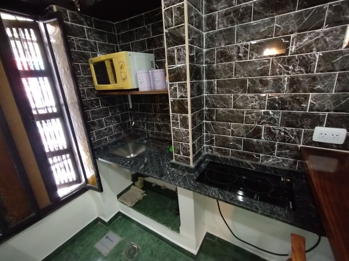 Estudio amoblado con barra