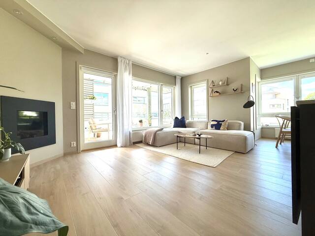 Large, newly renovated apartment near the subway