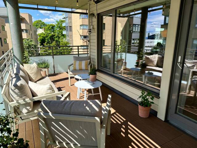 Large, newly renovated apartment near the subway gallery image 3