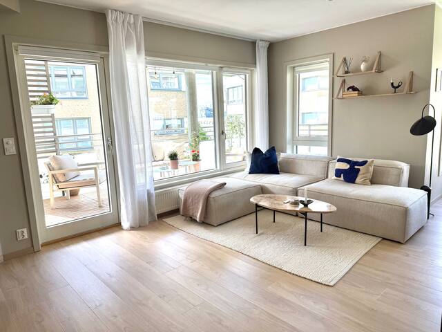 Large, newly renovated apartment near the subway gallery image 4