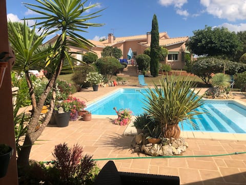 Villa with pool 11 people