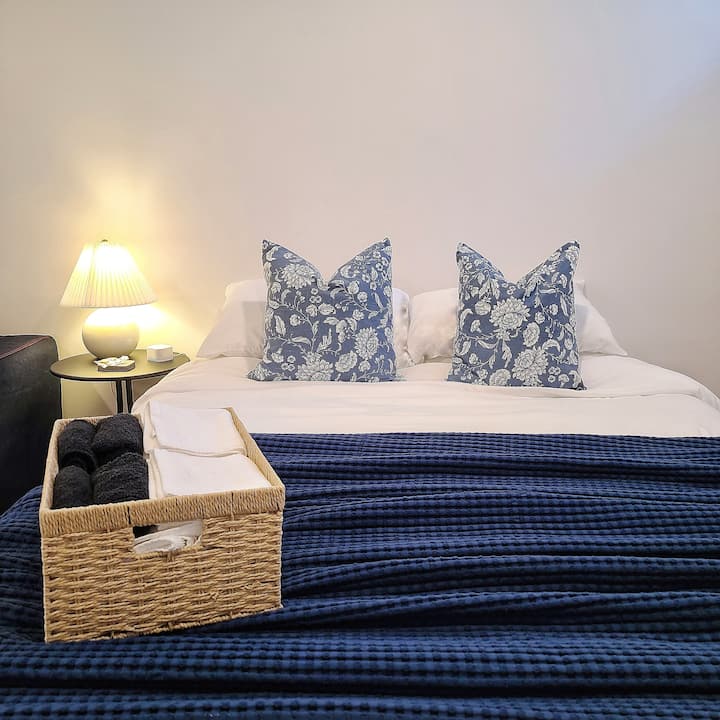 מיטת קווין סייז נוחה, מצעים נעימים ומגע אישי קטן למנוחה מלאה.