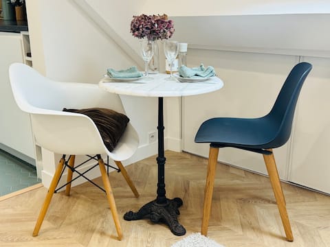 Popular Airbnb listing: Charming apartment in the heart of Versailles in Versailles