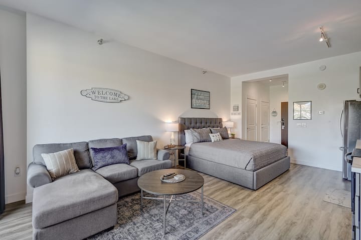Full Kitchen Studio | Top Floor | Mountain Views - Henderson, NV