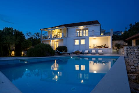 Villa Sun- heated pool, weddings, near Dubrovnik!