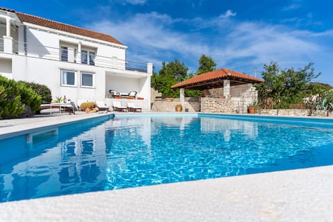 Villa Sun- heated pool, weddings, near Dubrovnik!