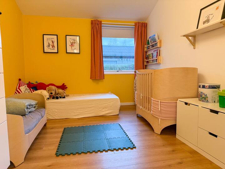 Dhomë e bollshme me dy dyshekë të mirë (e njëjta cilësi si në dhomën e gjumit 1). Nëse ka vetëm një vizitor, dyshekët vendosen mbi njëri-tjetrin dhe nga dy vizitorë janë vendosur pranë njëri-tjetrit. Përveç kësaj, ka një krevat dopio, si dhe një krevat fëmijësh.  