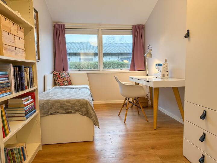 Dhomë gjumi fleksibël me një krevat që mund të përdoret si krevat tek ose shtrihet në një krevat dopio. E përkryer si për një vizitor të vetëm ashtu edhe për një çift. Ka gjithashtu hapësirë në dollap për rroba.  