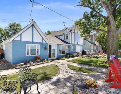 Luxury Lakefront Oasis with Private Beach Pt Pelee