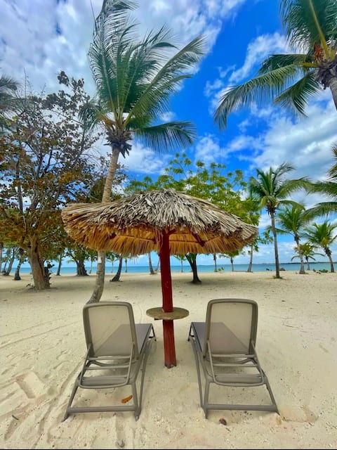 (2B) Beachfront, Duplex Penthouse, Jacuzzi