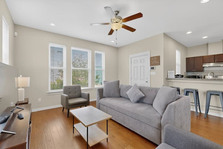 Quite Home - Biopark | 2-car Garage | Old Town - Albuquerque, NM