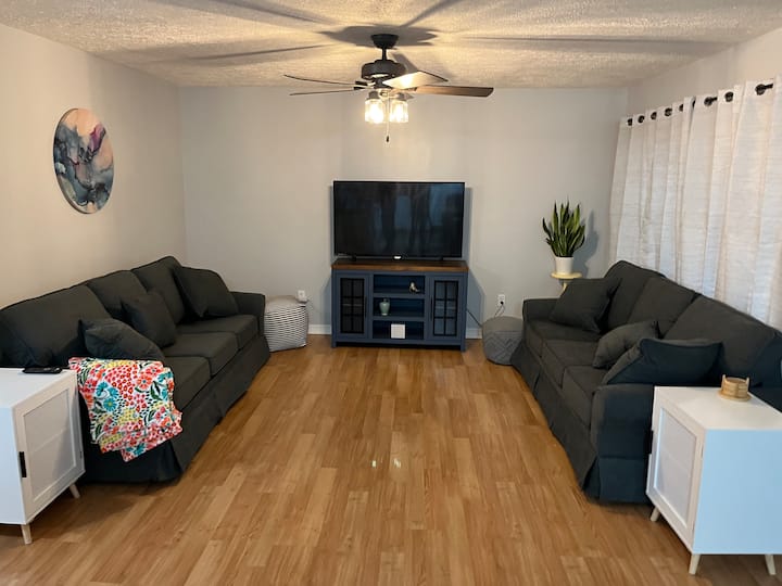 Clean And Comfy Place Away From Home! - Kokomo, IN