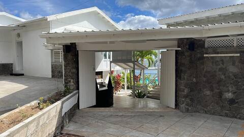 The Anchorage Home: Spacious, Seaside, Pool access