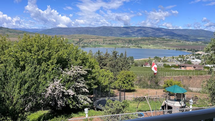 Swan Lake View Suite - British Columbia