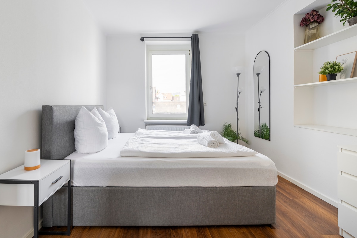 Спална соба 1
Брачен кревет (широк 180 см): 160 x 200 см