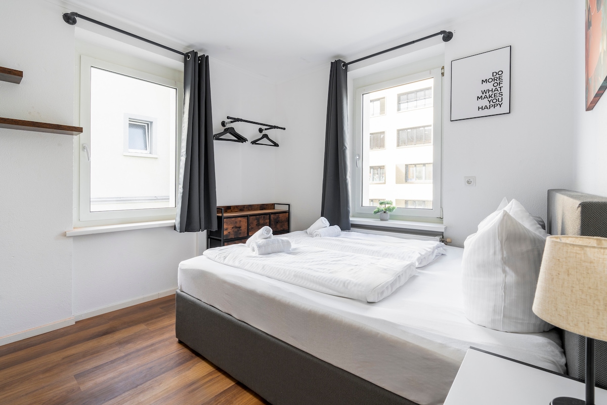 Спална соба 3
Брачен кревет (широк 180 см)