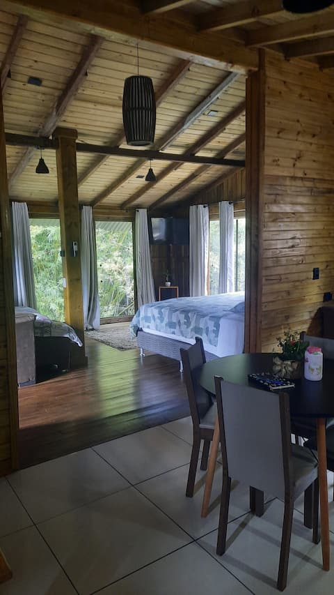 Encanto da Montanha Cabin (by the river)