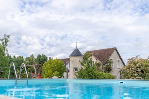 Cottage, Jacuzzi and Pool: Le Clos de la Bodice.