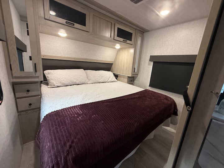 კარგად გადაისინჯეთ 193×203 სმ ზომის საწოლზე, რომელსაც აქვს კომფორტული თეთრეული, სათავსო ზედა ნაწილში და დაბნელების შტორები, რომლებიც დამატებით კომფორტსა და პირად სივრცეს ქმნის.