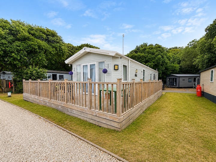 Caravan With Decking At Azure Seas Ref 32060az - Lowestoft