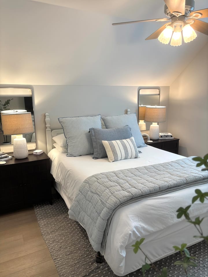 Спалната соба бр. 1 на горниот кат има брачен кревет (широк 150 – 179 см), паметен телевизор, вентилатор на таванот, катче за читање и пријатна атмосфера