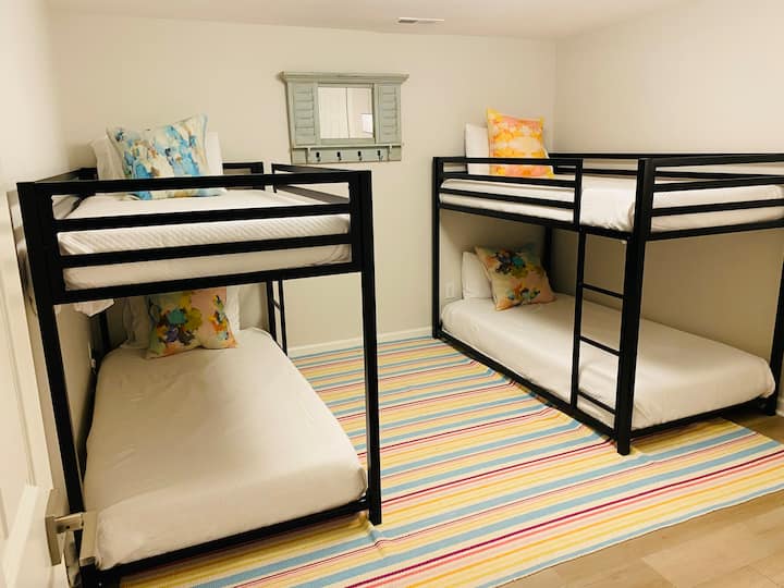 Спална соба на долниот кат (на долниот кат) со голем плакар, гардеробер и детски книги