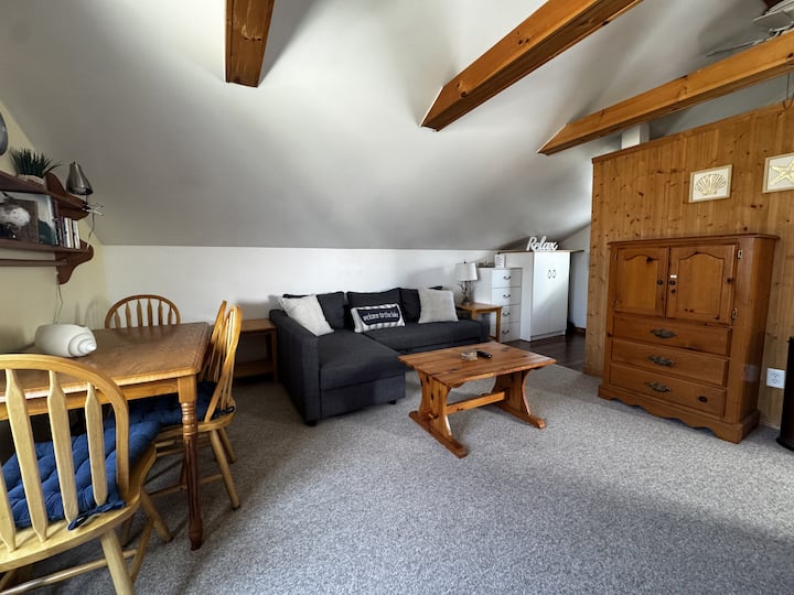 Set Your Pace At Our Cozy Southampton Beach Loft - Southampton