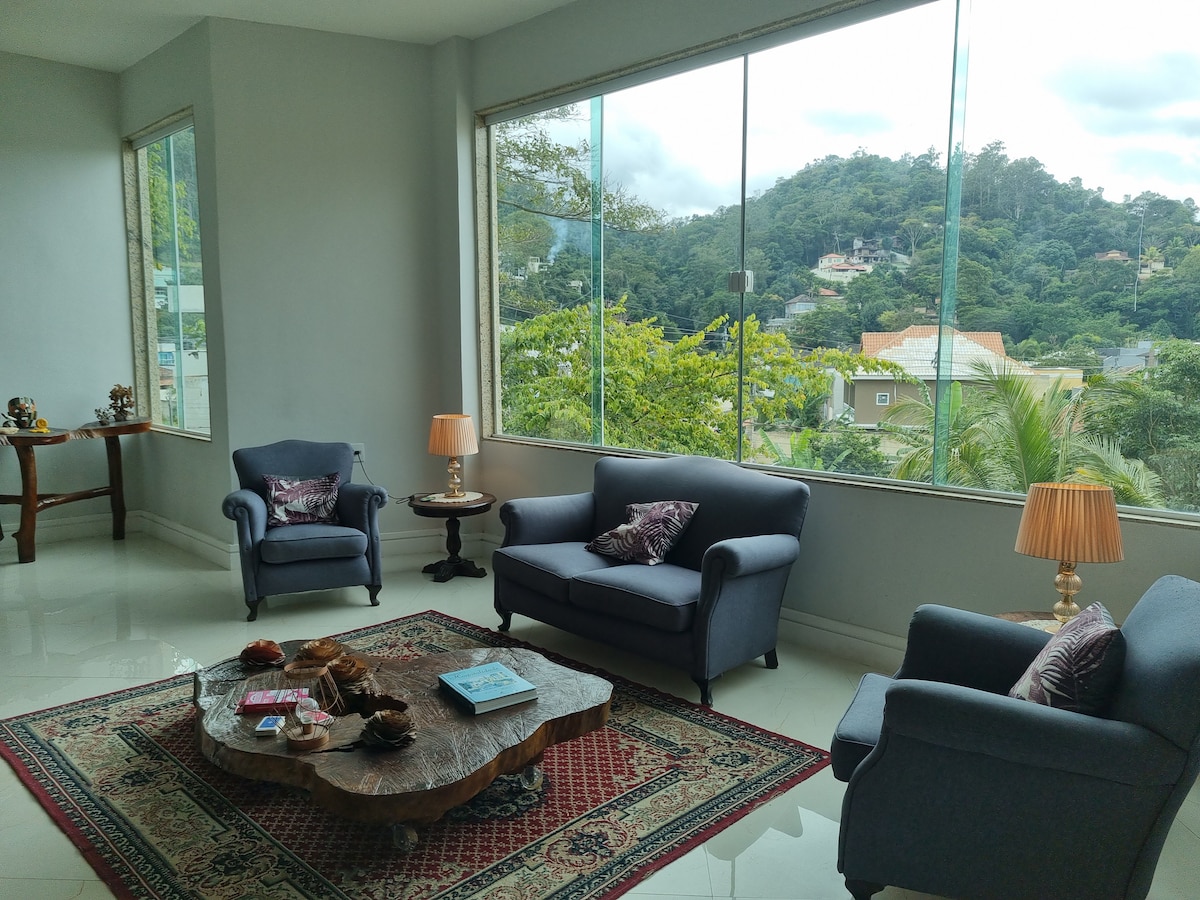 Imóvel de sucesso: Casa da Pedra: Barbecue Grill, Pool, and View. em Vargem Grande
