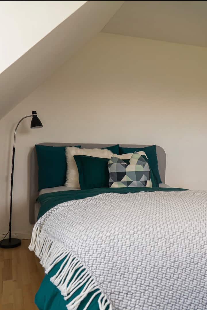 เตียงคู่ขนาดเล็ก (1.40 x 2.00) ม.) สำหรับ 1 หรือ 2 คน (เหมาะสำหรับคู่รัก 1 คู่) 