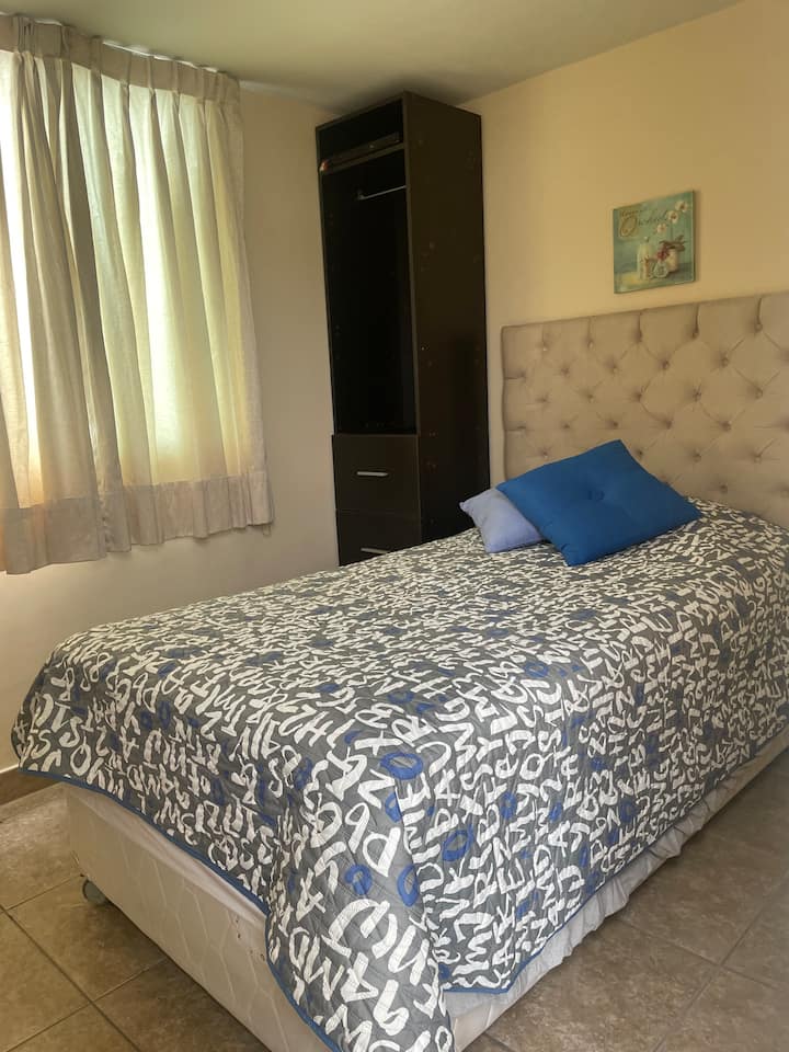 В стаята има площад Cama  11/2.