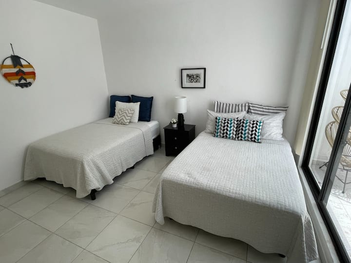 Cómoda habitación con acceso a un pequeño patio exterior compatido  con la Recamara 1