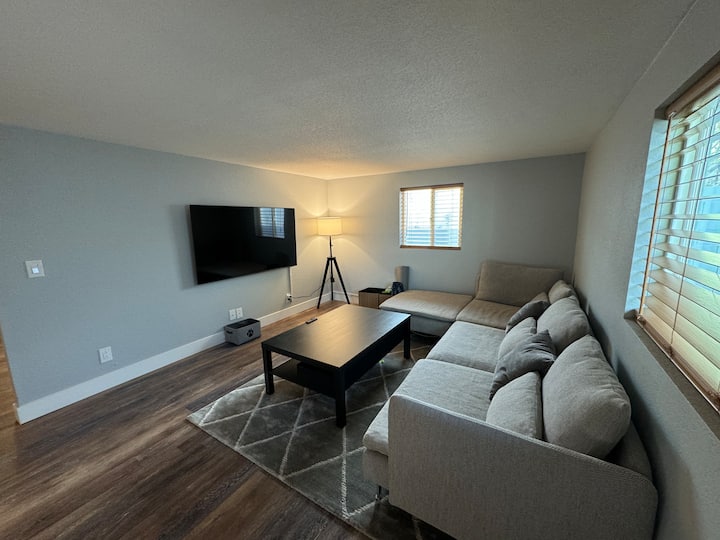 Cozy & Modern - 3 Bed 2 Bath W/ Desks & Monitors! - Las Vegas, NV