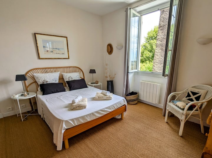 spálňa s terasou orientovanou na juh s ležadlami a výhľadom na more, zmena na dve samostatné postele v roku 2026