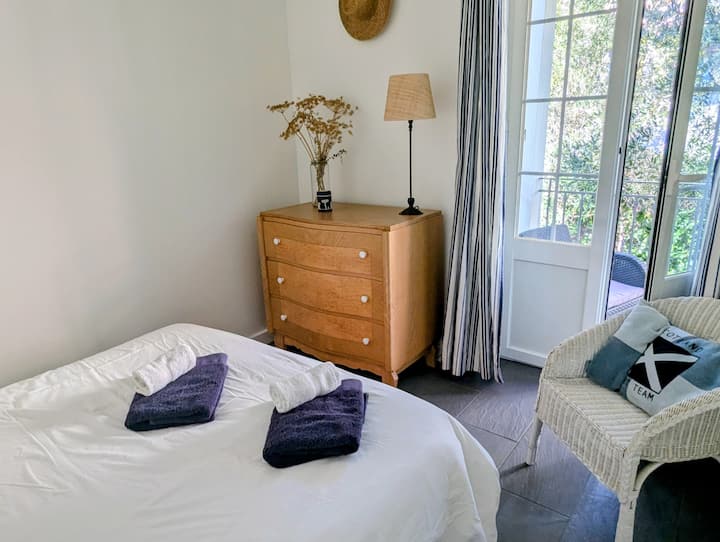 komoda, prebieha dekorácia 