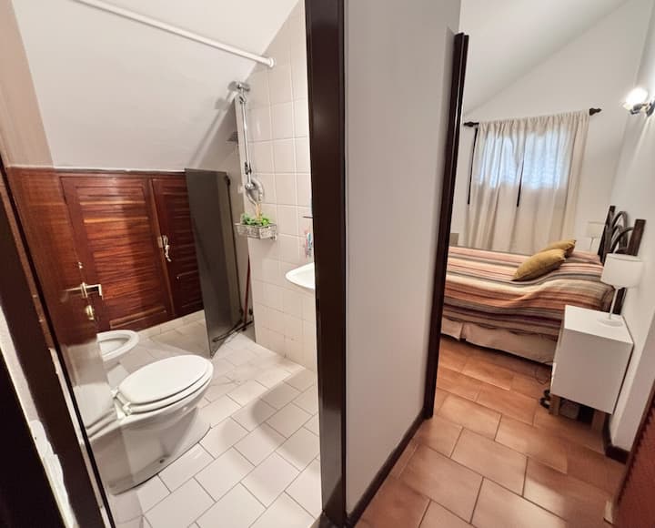 חדר רחצה פרטי מלא (עם בידה, ללא מקלחת) בחדר השינה הכפול 