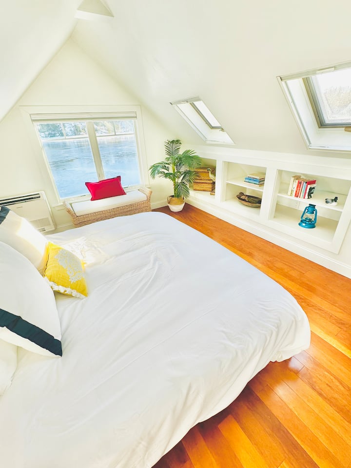 Casper King memory foam mattress with white duvet.  A new Made in the USA Heiressy black iron bed has now been added to this bedroom.