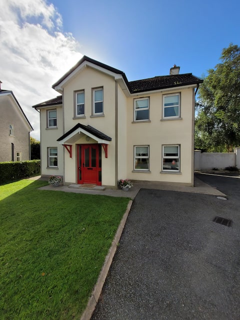 Connollys 4 Bedroom Holiday Home Castleblayney
