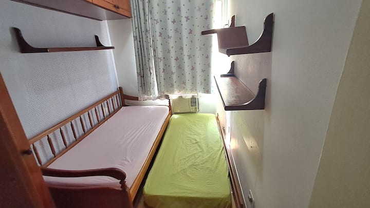 سرير فردي مع سرير قابل للسحب تحته.